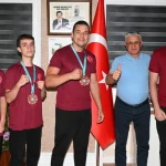 Kick Boks takımı başarılarını Başkan Topaloğlu ile paylaştılar