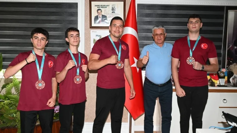 Kick Boks takımı başarılarını Başkan Topaloğlu ile paylaştılar