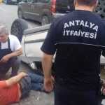 Kontrolden çıkan kamyonet otomobile çarpıp takla attı