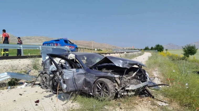 Korkuteli'nde otomobil şarampole devrildi 3 kişi yaralandı