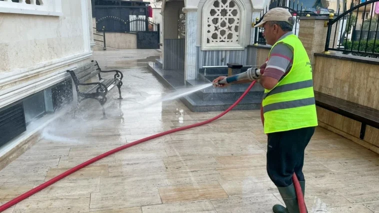 Manavgat Belediyesi'nden bayram öncesi cami temizliği