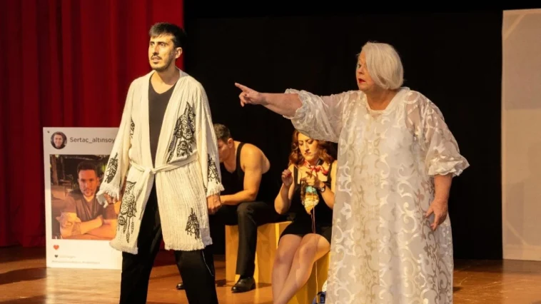 Manavgat kent tiyatrosu perdeyi açtı