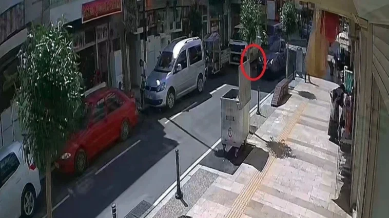 Manavgat’ta 3 yaşındaki çocuk aniden yola fırladı, araçla çarpıştı