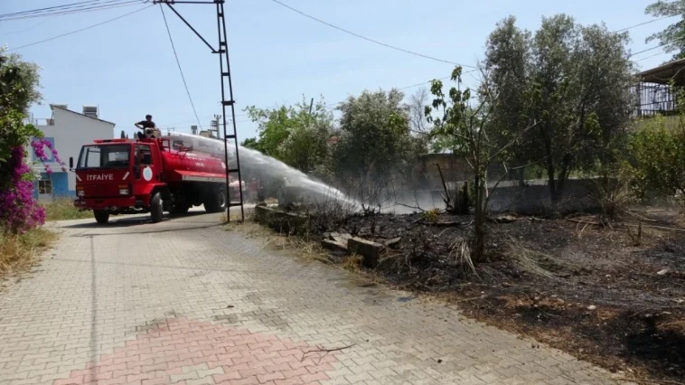 Manavgat'ta araçtan atılan sigara bahçede yangın çıkardı