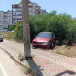 Manavgat'ta direğe çarpan otomobil sürücüsü yaralandı