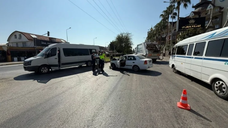 Manavgat'ta otomobil tur aracına çarptı: 5 yaralı