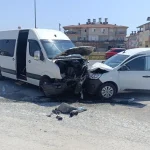 Manavgat'ta tur aracı hafif ticari araçla çarpıştı: 6 yaralı