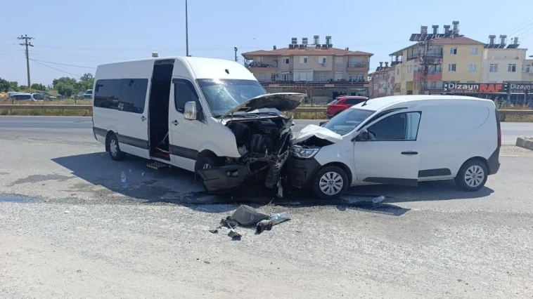 Manavgat'ta tur aracı hafif ticari araçla çarpıştı: 6 yaralı