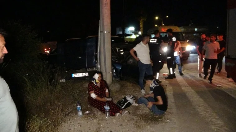 Manavgat'ta tur aracıyla çarpışan Tofaş'taki 3 kişi yaralandı