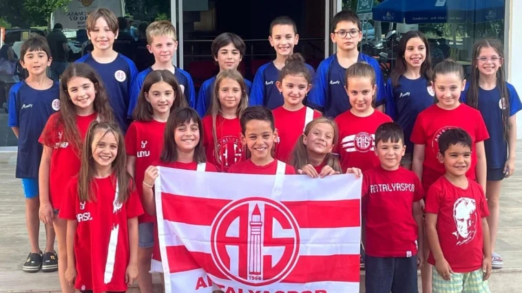 Minik yüzücülerin büyük başarısı