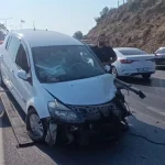 Otomobil karşı şeride geçti, tur aracına çarptı: 3 yaralı