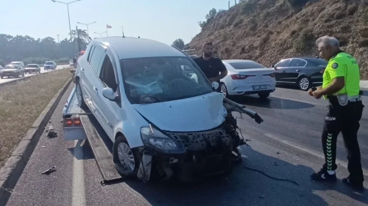 Otomobil karşı şeride geçti, tur aracına çarptı: 3 yaralı