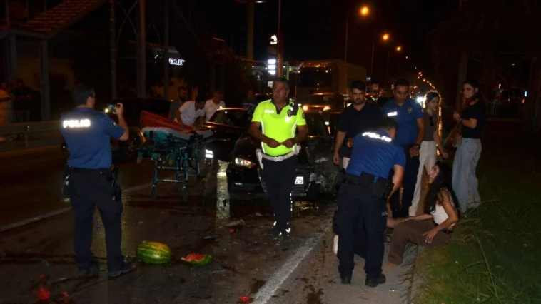 Serik'te minibüs ve otomobil çarpıştı: 2 yaralı