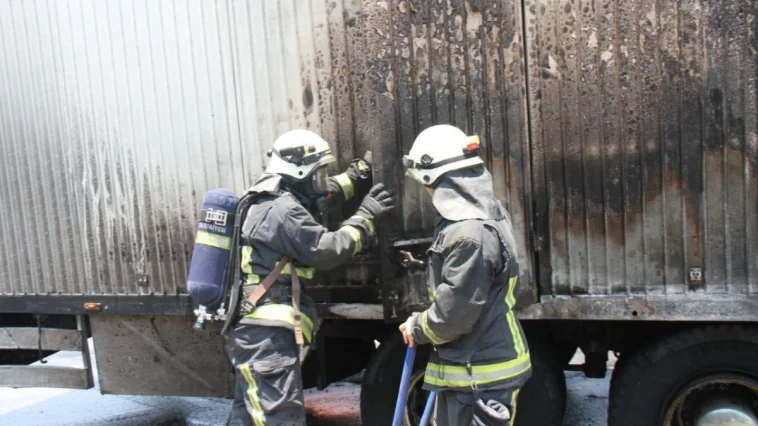 Serik'te park halindeki kamyon alev alev yandı