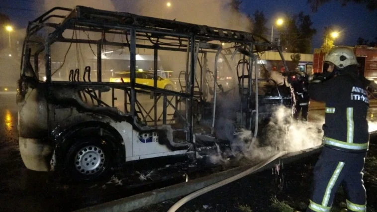 Seyir halindeki minibüste korkutan yangın