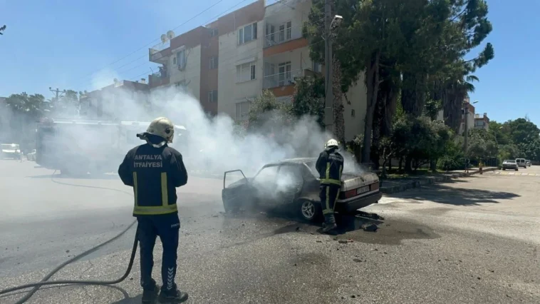 Seyir halindeyken yanmaya başlayan otomobil küle döndü
