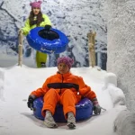 Sıcaktan bunalanlar kar odasına koştu