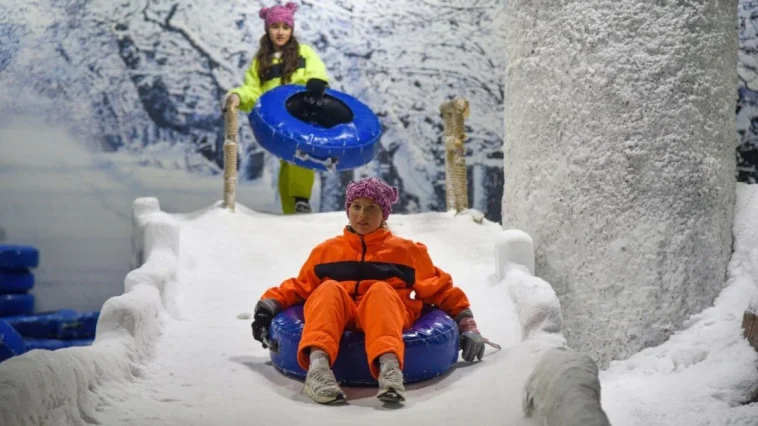 Sıcaktan bunalanlar kar odasına koştu