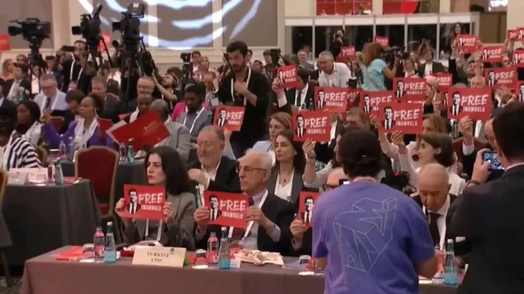 Sosyalist Enternasyonal'de 'Free İmamoğlu' pankartı: DEM Partili Hatimoğulları ve Temelli'nin pankartı kaldırmaması dikkat çekti