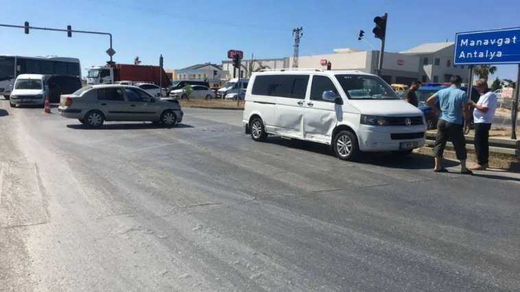 Tur aracı ile otomobil çarpıştı: 2 çocuk yaralandı