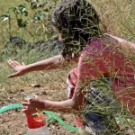 Yangında oyuncaklarını bırakıp ebeveynlerine yardım ettiler