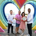 20 yıldır Kemer'e gelen Finli çifte teşekkür plaketi