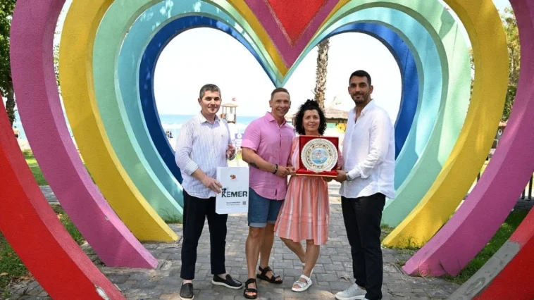 20 yıldır Kemer'e gelen Finli çifte teşekkür plaketi