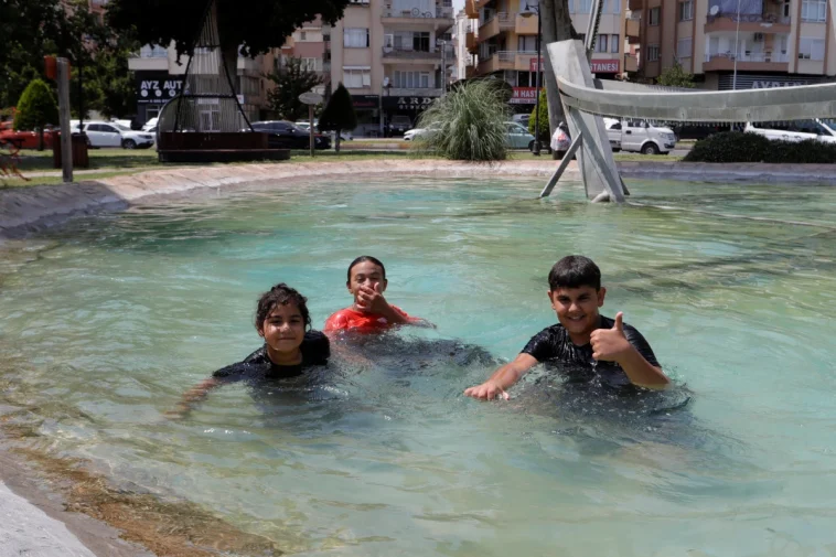 Sıcaktan bunalan çocuklar süs havuzunda serinledi