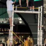 İkinci kattaki balkondan iş yerinin tentesine düştü