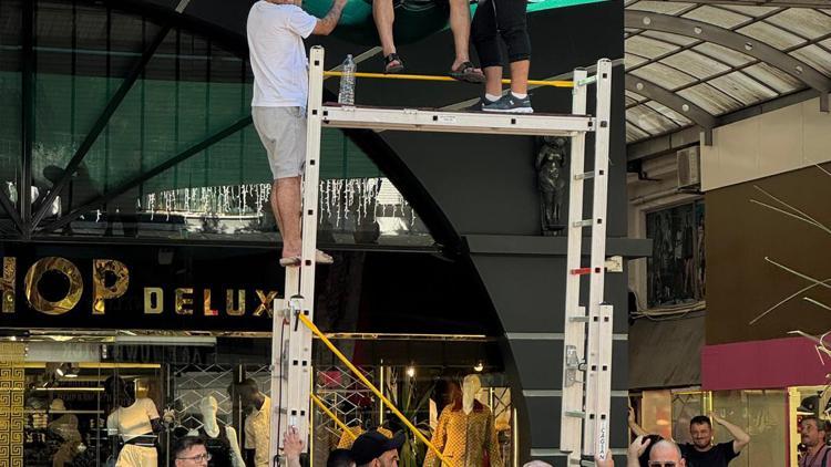 İkinci kattaki balkondan iş yerinin tentesine düştü
