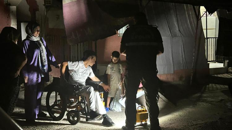 Kendisini savunmak isterken tartıştığı kişiyi tabancayla yaraladı