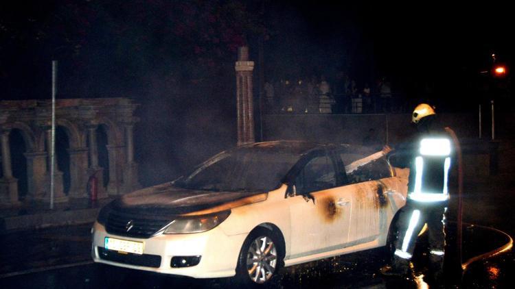 Otomobil seyir halinde yandı