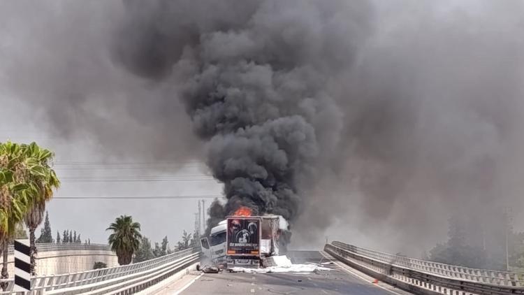Mobilya malzemesi yüklü TIR alev alev yandı