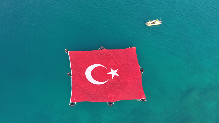 Denizde Türk bayraklı 15 Temmuz farkındalığı