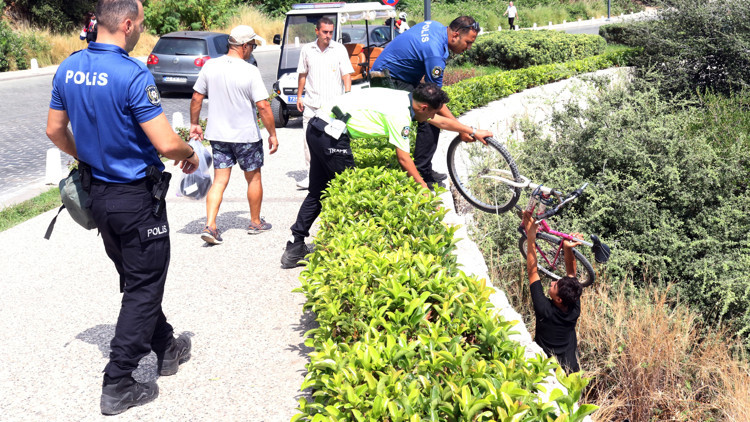 Bisikletle falezlerden düştüler