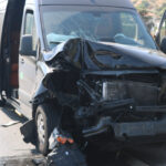 Tur minibüsüyle hafif ticari araç çarpıştı: 2 yaralı