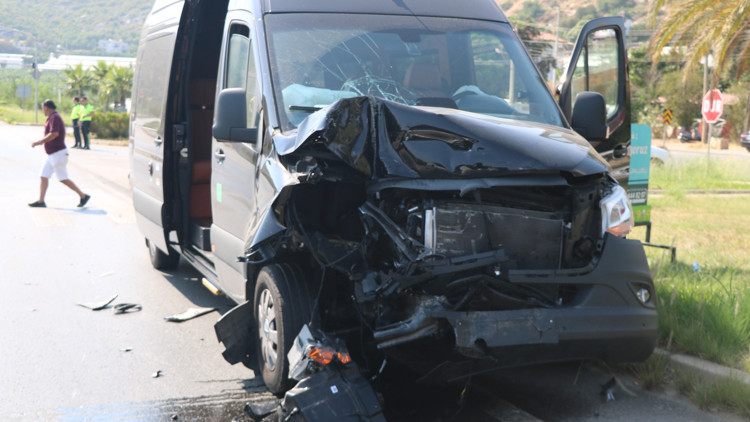 Tur minibüsüyle hafif ticari araç çarpıştı: 2 yaralı