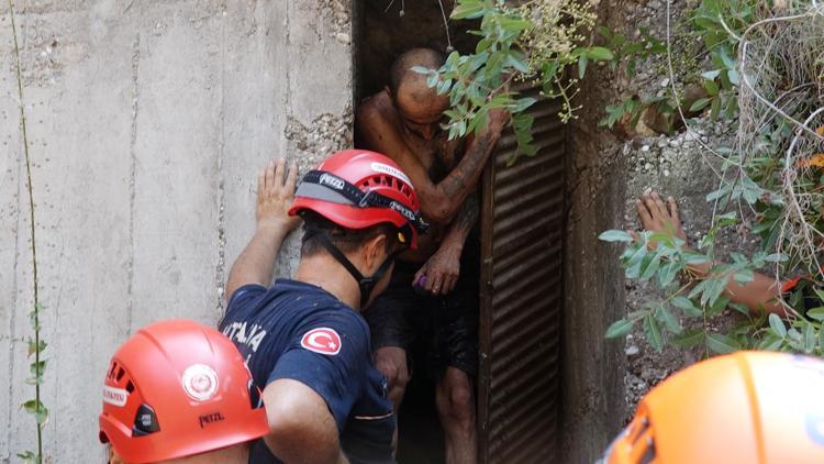 20 metrelik falezlerden düştü, kendisini kurtaran ekipten su istedi