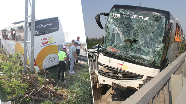 Antalyada tur otobüsü köprü bariyerleri arasında sıkıştı