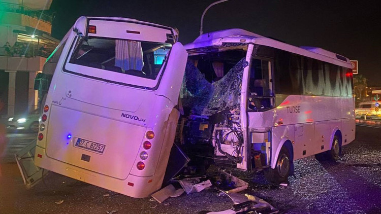 3 midibüsün karıştığı kazada 6 yaralı