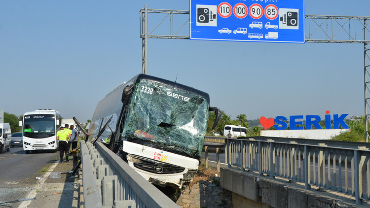 34 turistin bulunduğu otobüs faciaya ramak kala durdu