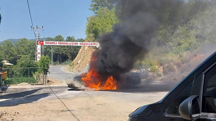 Seyir halindeyken yanan otomobil kullanılamaz hale geldi
