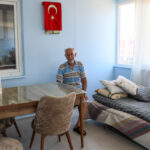 Tahliye edilen dede ve torunları, yeni evlerine taşındı