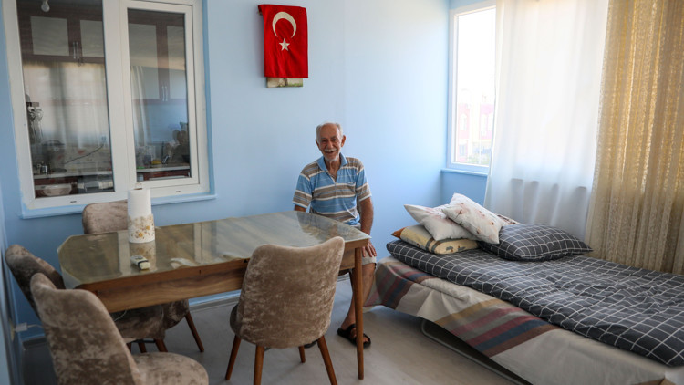 Tahliye edilen dede ve torunları, yeni evlerine taşındı