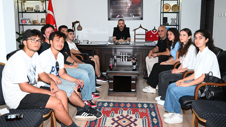 Sınavda derece yapan öğrencilerden protokole ziyaret