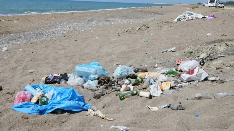 Aksu Kumköy Sahili çöplüğe döndü