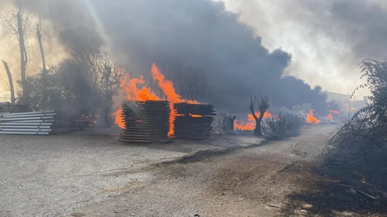 Aksu'daki yangın mobilya fabrikasında sıçradı
