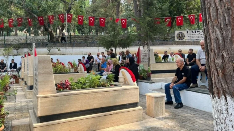 Alanya’da 15 Temmuz’da şehitliğe karanfil bırakıldı