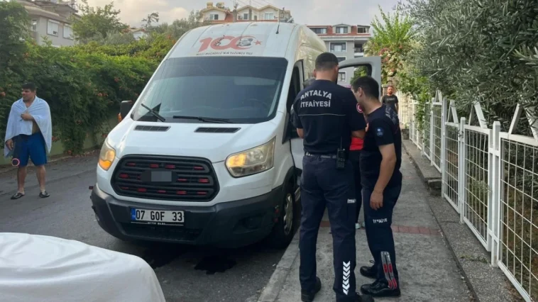 Alanya'da kargo minibüsünde uyuyakalan sürücü ekipleri alarma geçirdi