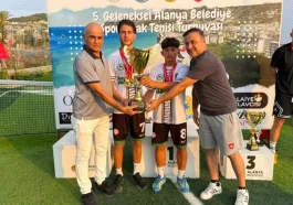 Alanya'da plajda ayak tenisi turnuvası düzenlendi